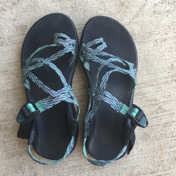 womens chacos with toe strap